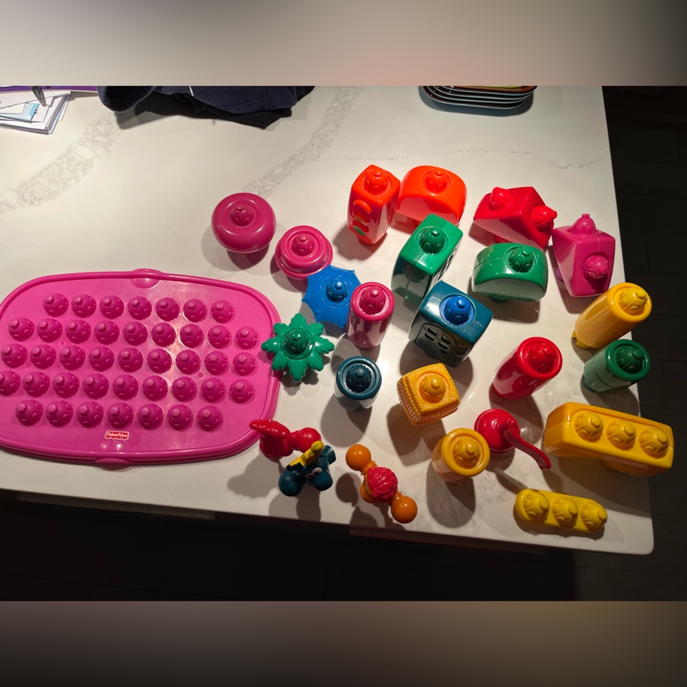 Fisher price pop onz building toy!  Includes base and 24 pieces.  In plastic bag